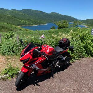 野反湖の記念碑横からの眺めwith CBR650R