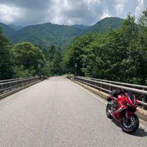 鹿島川に架かる橋にてwith CBR650R