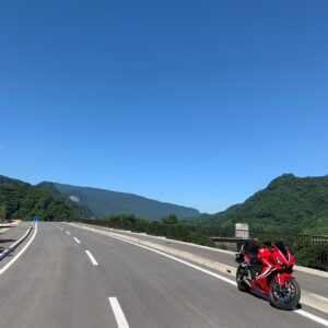 八ッ場大橋近くに綺麗な風景とロードとCBR650R