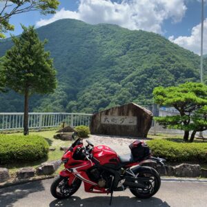 大町ダム上の石碑にてwith CBR650R