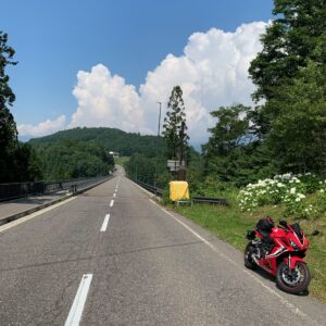 直線の綺麗な栂池パノラマ橋with CBR650R