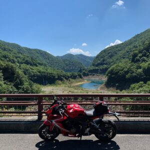 奥四万湖最北に架かる赤沢橋にてwith CBR650R