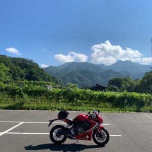 八ッ場ダムの麓にある吾妻峡八ッ場駅近くの駐車場にて