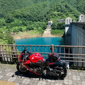 碧い奥四万湖とCBR650R
