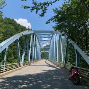 七倉ダムへ続く高瀬川に架かる青い鉄橋にてwith CBR650R