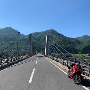 巨大な八ッ場大橋を独り占めしたCBR650R