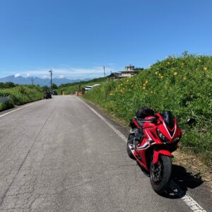 野反峠休憩舎脇のロードにてwith CBR650R