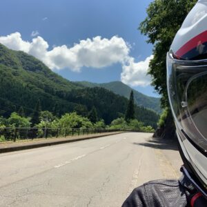 山中を抜けたr55のロード風景