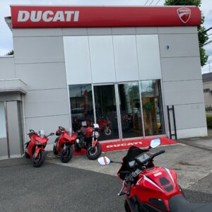Ducati Saitamaさんの駐車場にてDucati machineに迎えられるCBR650R
