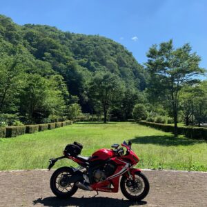 四万川ダムの麓の広場にてwith CBR650R