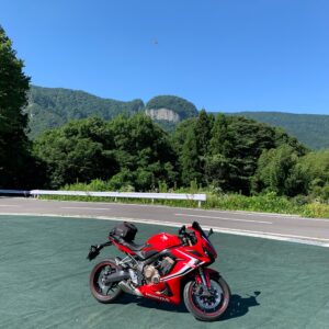 R145脇から丸岩を眺めるwith CBR650R