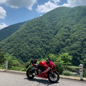 大町ダム手前の夏山の風景with CBR650R