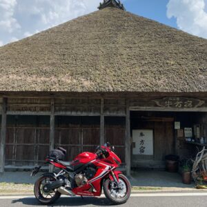 小谷村県宝「牛方宿」にてwith CBR650R