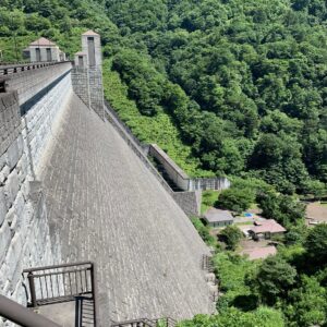 四万川ダムの下流側風景