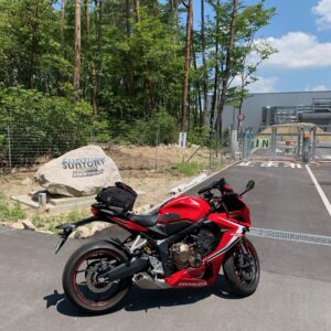 サントリー天然水　北アルプス信濃の森工場入口にてwith CBR650R