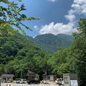 一般車通行禁止の高瀬ダム方面の北アルプスを眺める