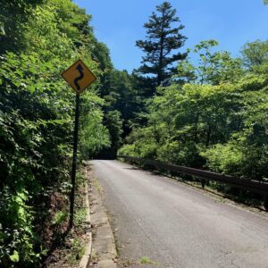 奥四万湖沿いの一通ルートにて