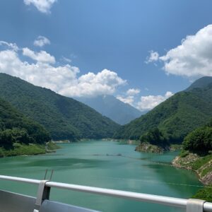 大町ダムから北アルプス方面を望む