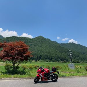 夏の安曇野の田園風景と銅像with CBR650R