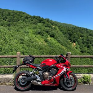 野反湖の最北に架かる野反ダムからの野反湖と反対側の山側の眺めwith CBR650R