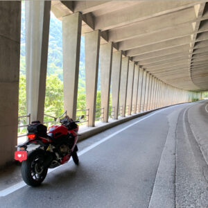 七倉ダムへ続くスノージェットにてwith CBR650R