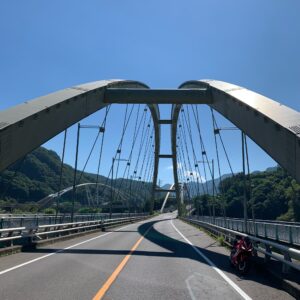橋がひしめき合う長野原めがね橋にてwith CBR650R