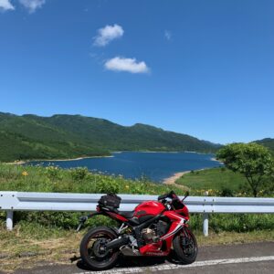 夏の緑に囲まれた碧い野反湖とCBR650R