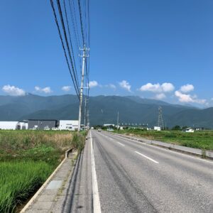 緑の田園を走る伸びやかなロードにて