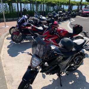 バイクで一杯の諏訪湖SAにて