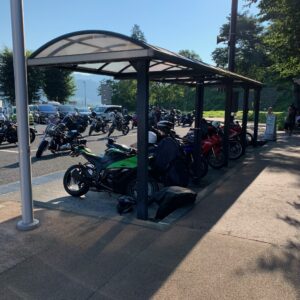 ほぼ満杯の談合坂SAの駐輪場にて