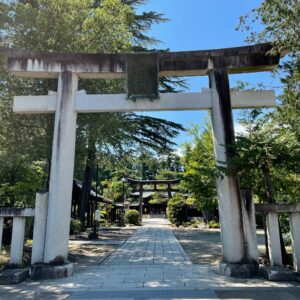 上杉神社境内の一の鳥居にて