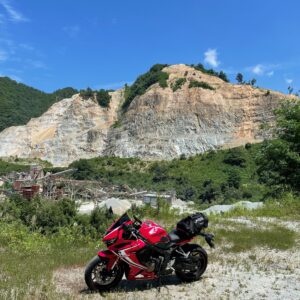 西吾妻スカイバレー・米沢市エリアで出会ったワイルドな山の風景にてwith CBR650R