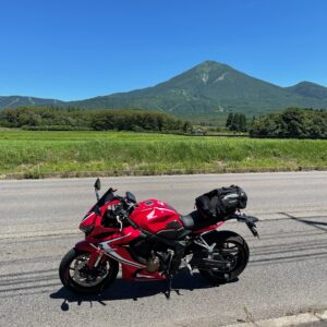 r7の磐梯山眺望箇所で磐梯山とCBR650Rのコラボ