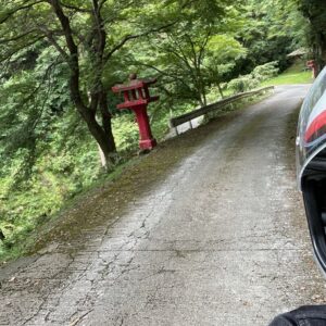 救世大観音へ続く急坂でガードレールの無いロード風景