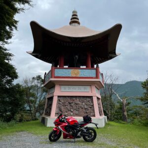 救世大観音へ続く1.4キロのショートトリップで出会った建物「大鐘楼」とCBR650R