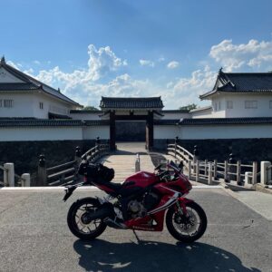 山形城址・東大手門にてwith CBR650R