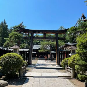上杉神社境内の二の鳥居にて