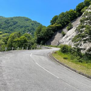 西吾妻スカイバレー・山形県側下りのうねうねロード風景