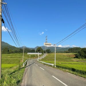 蔵王温泉へ標高を上げる棚田のロード風景にて