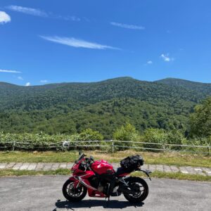 西吾妻スカイバレー・山形県側のパーキングからの深緑の風景with CBR650R