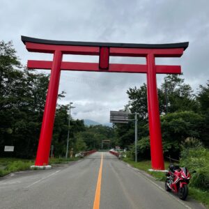 蔵王エコーラインの東側の入口に立つ蔵王大権現大鳥居にてwith CBR650R