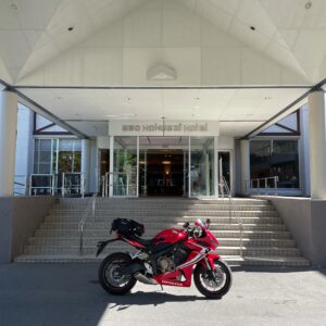 蔵王国際ホテルのエントランスにてwith CBR650R