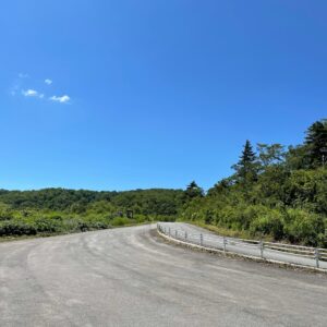 西吾妻スカイバレー・最高標高地点「白布峠」を超えた下りのロード風景