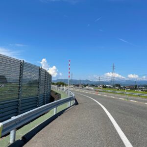 片側1車線メインの東北中央自動車道のロード風景