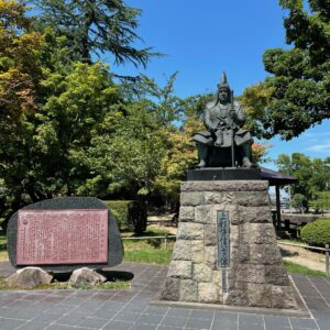 上杉神社境内の上杉謙信公の銅像