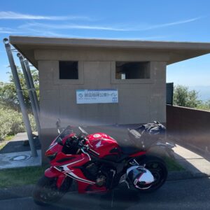御霊櫃峠のトイレの日陰に駐輪するCBR650R