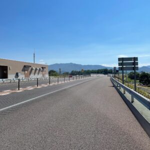 東北中央自動車道の幅広路肩に緊急停車し水分補給