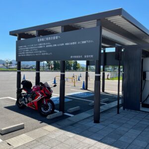 炎天下の「道の駅猪苗代」の日陰に駐輪中のCBR650R