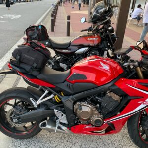 上里SAの駐輪場のCBR650RとKAWASAKIバイク