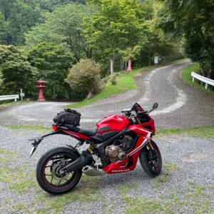 救世大観音へ続く急坂のヘアピンロード風景